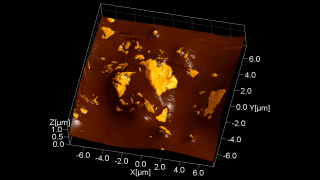 作为全球 AFM 研究人员（或至少是制作这张图片的人）的绝对最爱，瑞士莲的 99% 可可卓越棒具有非常浓郁的可可味。条形背面的地形图像以 3D 形式呈现并与相位图像重叠。假色黄色斑点是生长可可脂晶体的区域。