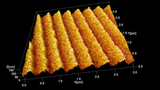 这是 2400 线/mm 的全息、UV 优化、闪耀衍射光栅的地形图像。这是一个很好的图形说明，纳米级原子力显微镜使我们能够“看到”超出任何光学设备所能看到的范围。脊衍射可见光和近紫外光。照亮这些山脊是完全平坦的。使用尖锐的 BudgetSensors 针尖的 AFM 向我们展示了它们的表面实际上非常粗糙。