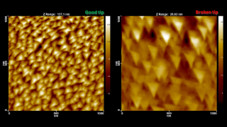对于小特征的精确成像，AFM 针尖曲率半径必须远小于典型特征尺寸。相反，如果针尖比特征大得多，则测量结果是针尖本身的图像！左侧是使用全新尖锐针尖的轻敲模式扫描，可以很好地显示我们的 TipCheck 上的金字塔结构。右侧是使用损坏的针尖对同一个 TipCheck 进行的扫描。可以清楚地看到由于针尖处理不当而折断的针尖金字塔的三角形横截面。